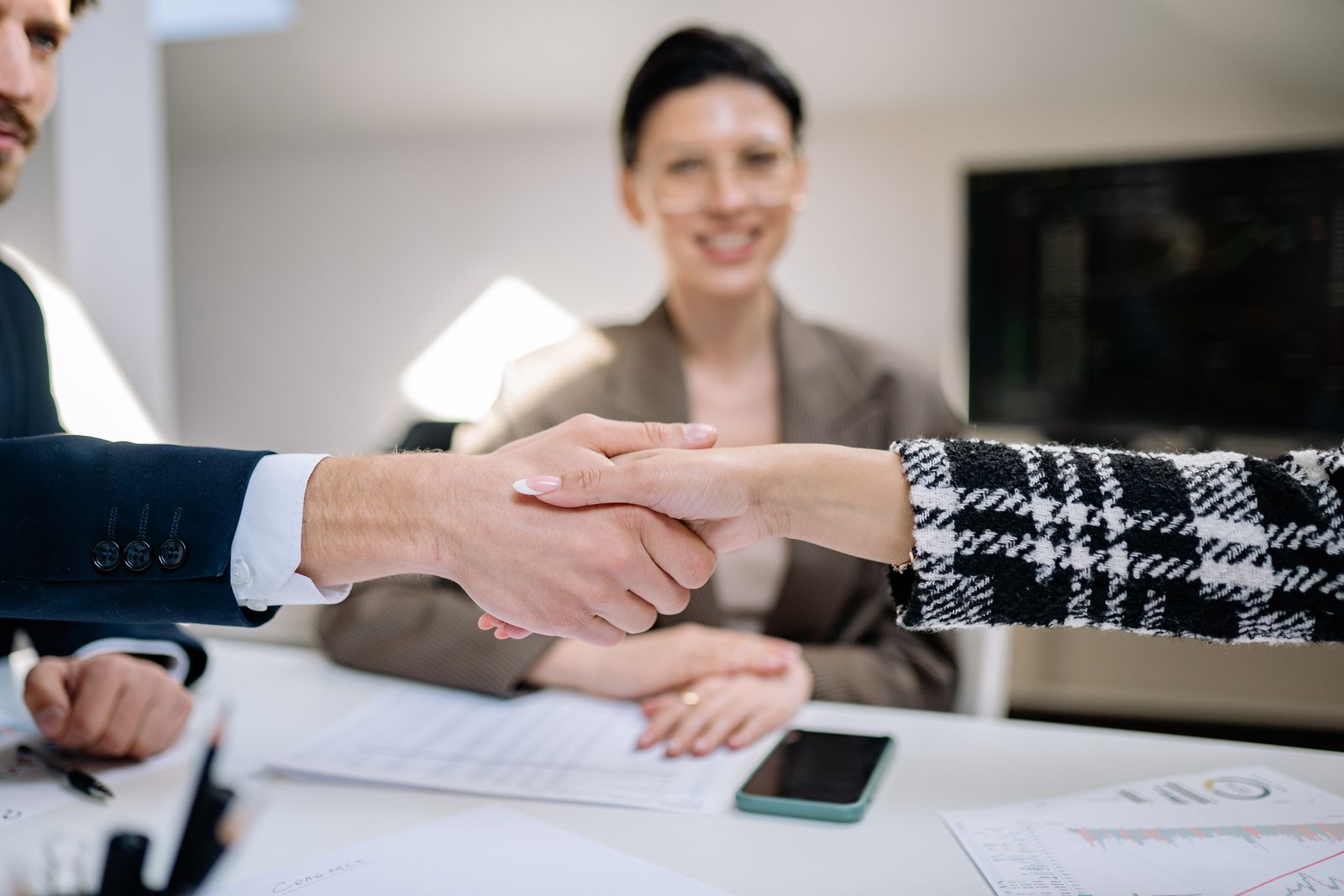 Cas clients marketing : poignée de main après un projet réussi