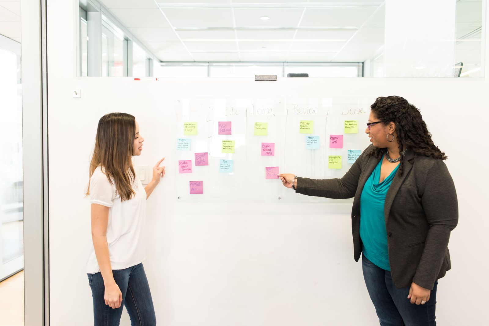 Conseil en stratégie marketing : atelier de priorisation avec post-it au tableau