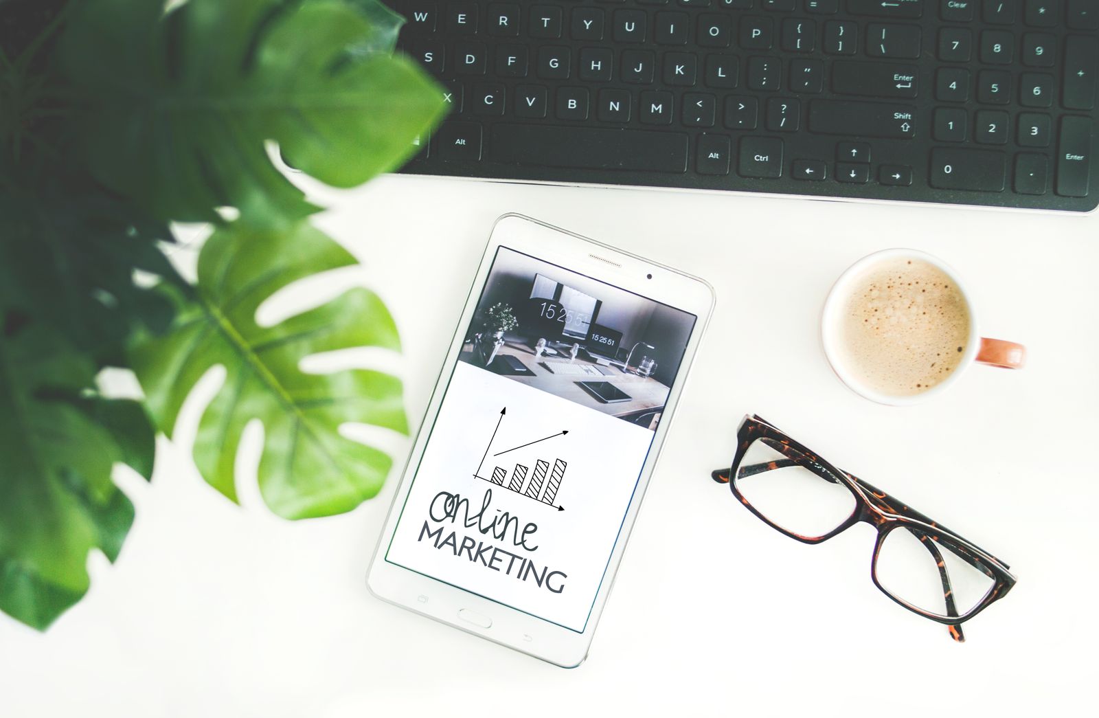 Contact agence marketing : bureau avec smartphone affichant le marketing en ligne