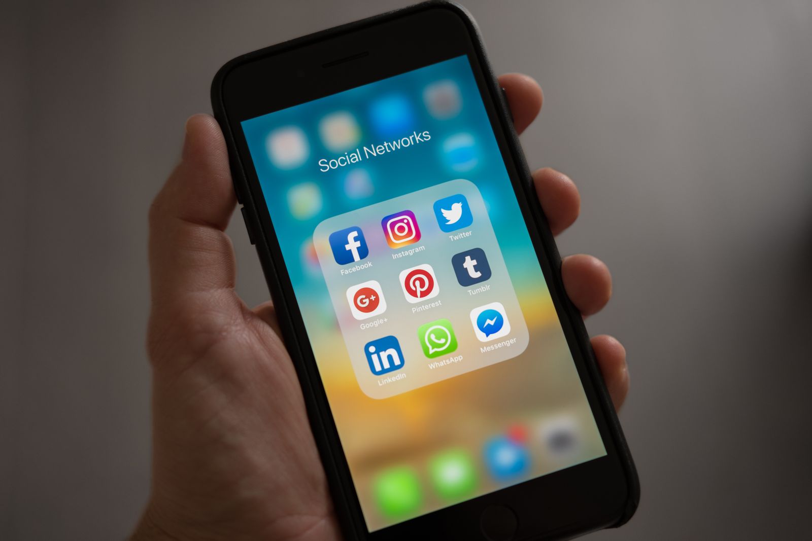 Gestion des réseaux sociaux de votre entreprise Gestion des réseaux sociaux : smartphone affichant les applications sociales
