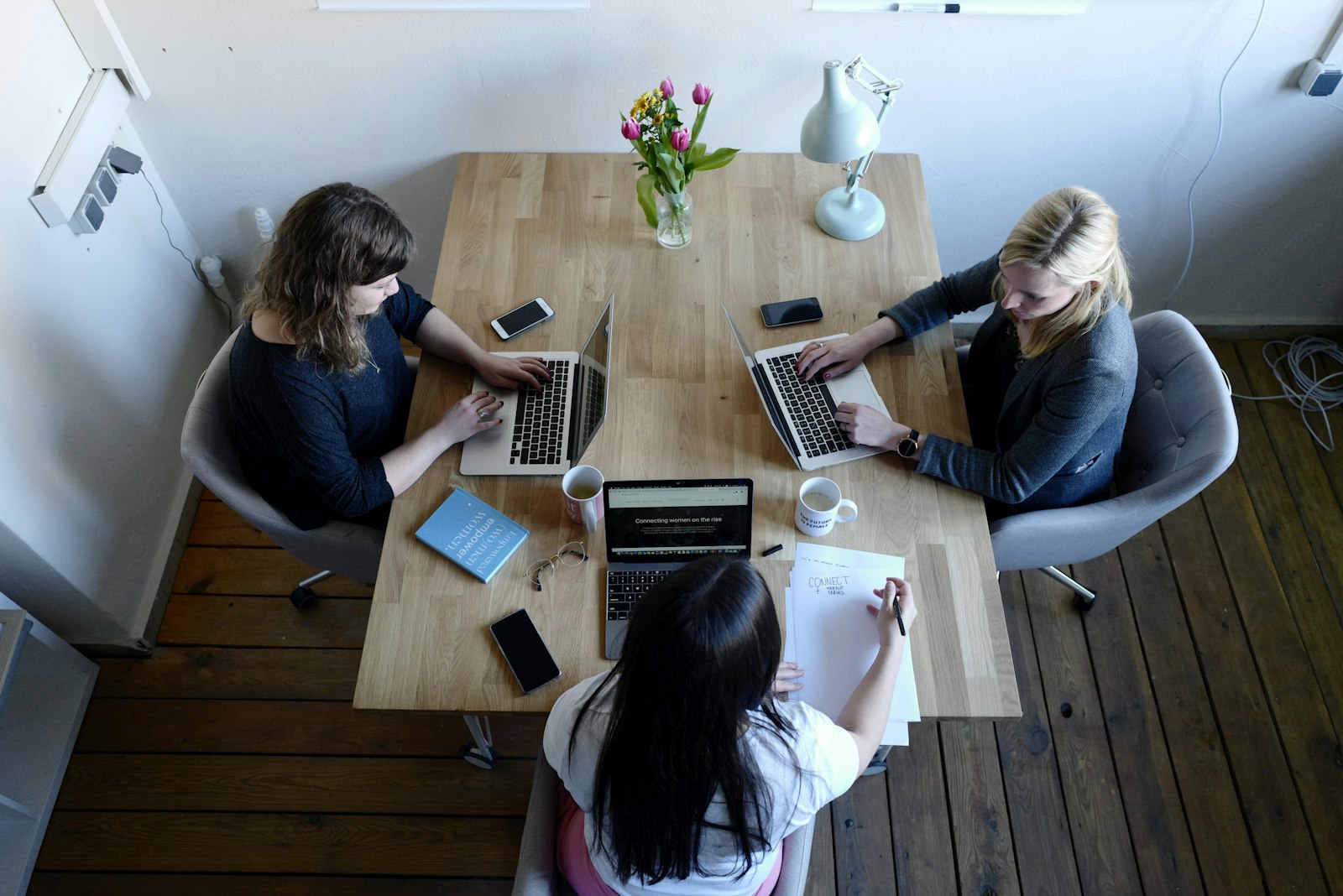 Prestations marketing : équipe BMO Conseil autour d’une table de travail