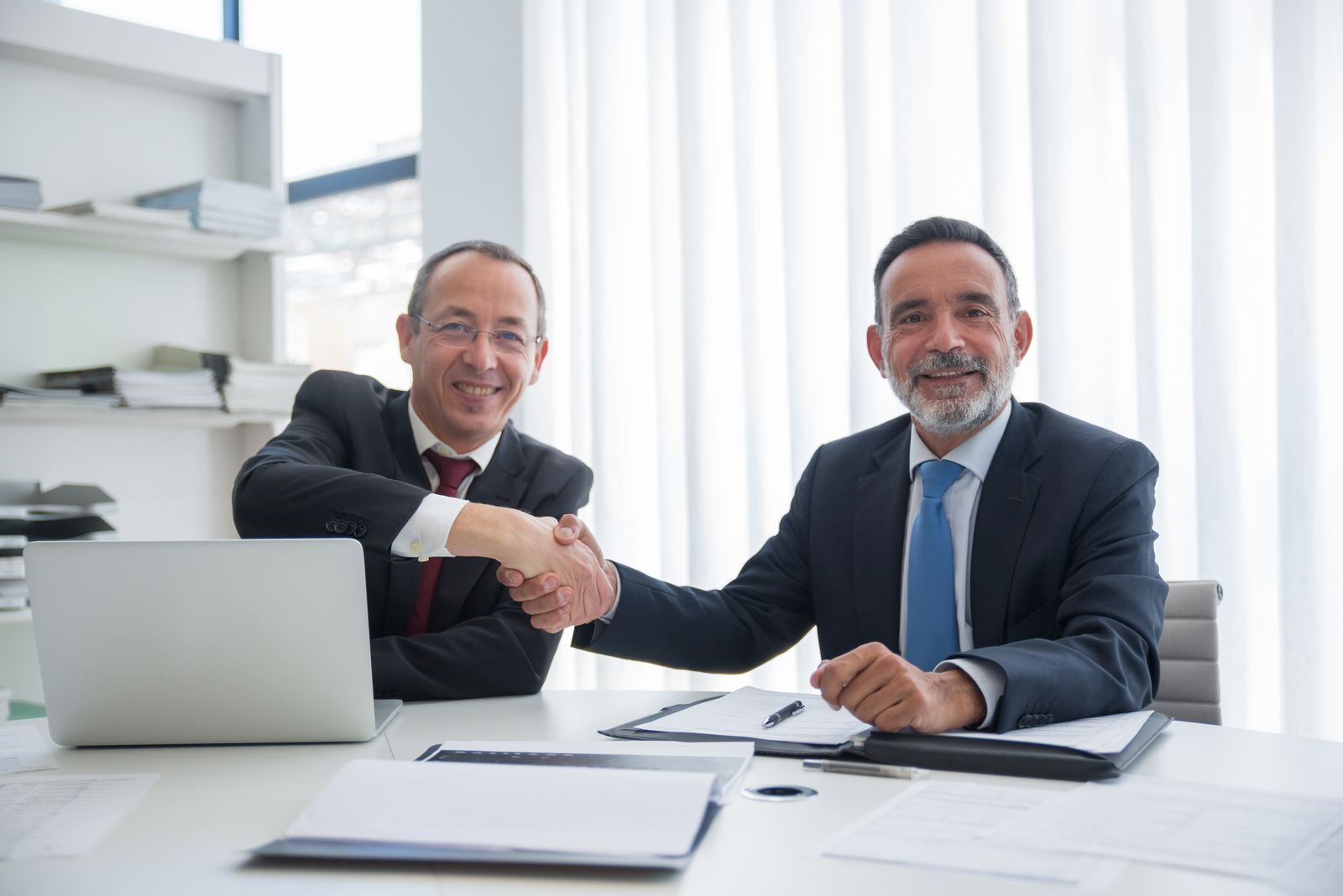 Prospection commerciale externalisée : poignée de main lors d’une signature
