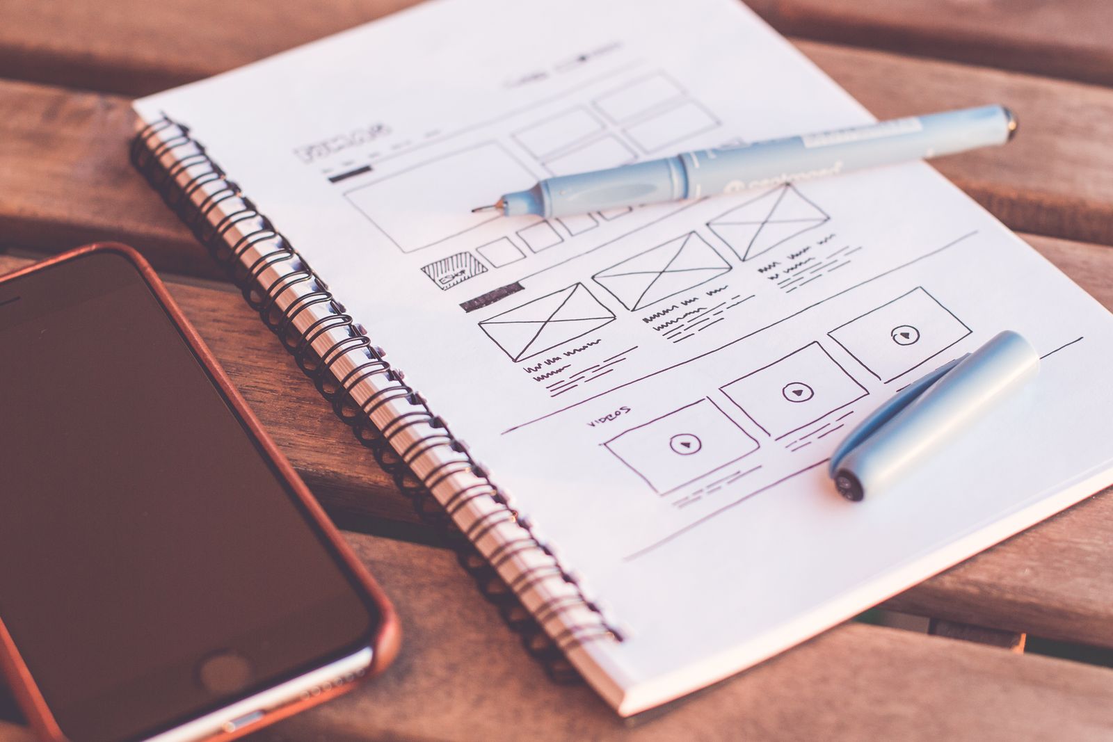 Ressources marketing : carnet de notes et plan de travail sur un bureau