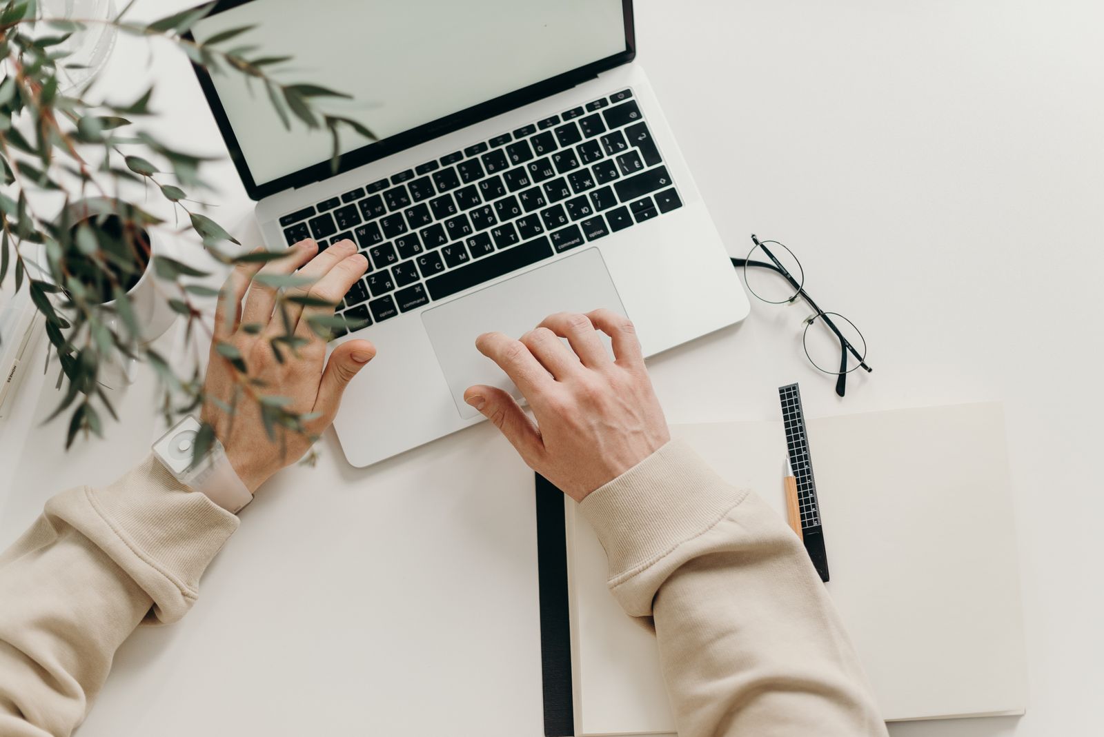 Stratégie emailing : rédaction d’une newsletter sur ordinateur portable